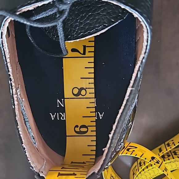 Montreal based Ana Maria Dessin Oxford style shoes - Picture 5 of 6